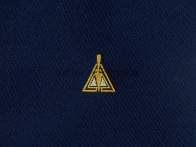 Marinblå slips med vävt kryptiskt frimuraremblem