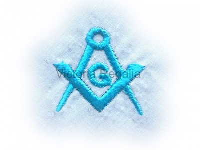 Masonic Plain White Pocket Square med himmelsblå broderade frimurare fyrkantiga kompasser och G (SC&G)