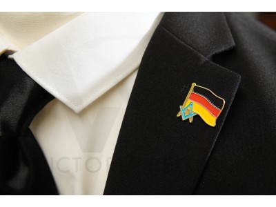 Tysklands flagga med frimurarfyrkanten och kompasserna Stor knappnål